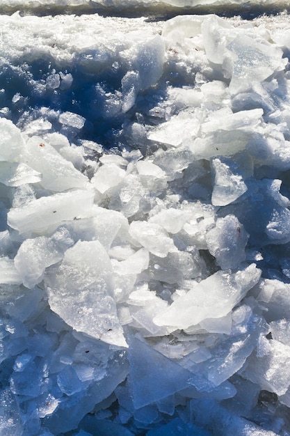 IJsblokken in de buurt van ijsgat in bevroren rivier