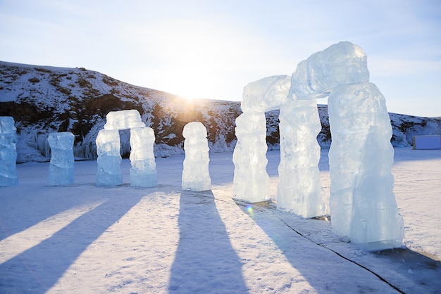 IJsblokken in de stralen van de zon aan de oever van het bevroren Baikalmeer in de winter