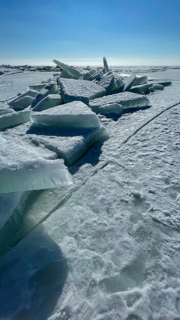ijsblokken op de bevroren zee in de zon