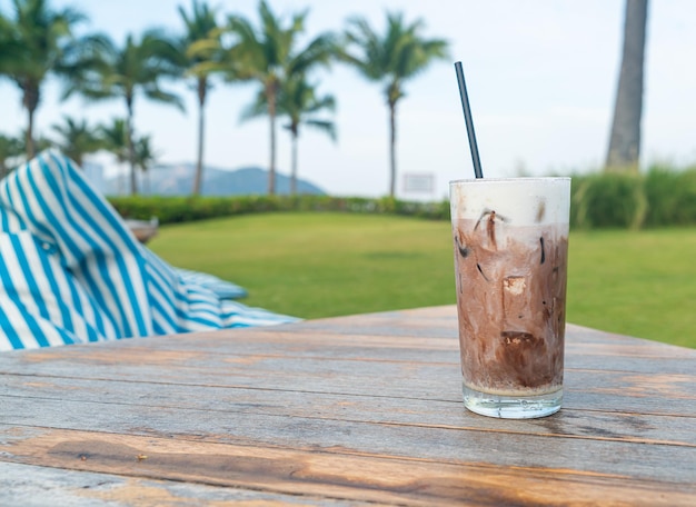 IJschocolademilkshake op tafel