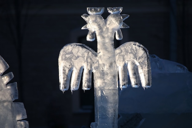 IJsfiguur van een vogel in de zon