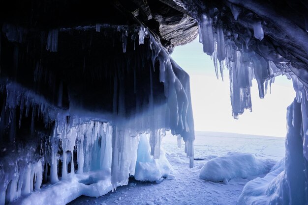 IJsgrot bevroren meer Baikal in de winter