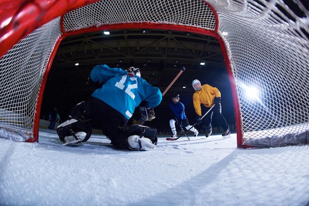 ijshockey keeper speler op doel in actie