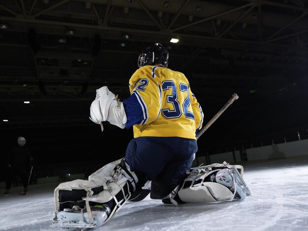 Foto ijshockey keeperspeler op doel in actie