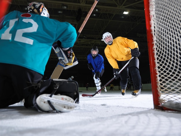 ijshockey keeperspeler op doel in actie