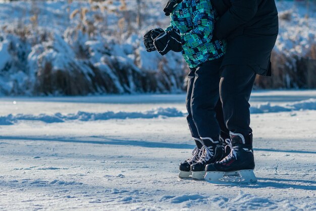 Foto ijshockey spelen op het bevroren meer