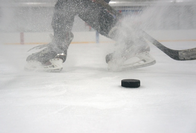 IJshockeyspeler in actie die met stok schopt