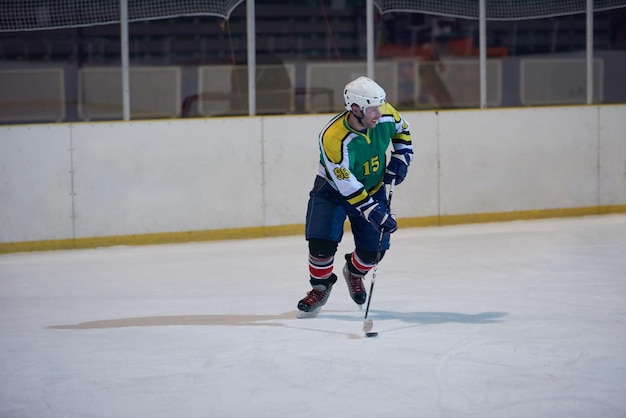 Foto ijshockeyspeler in actie die met stok schopt