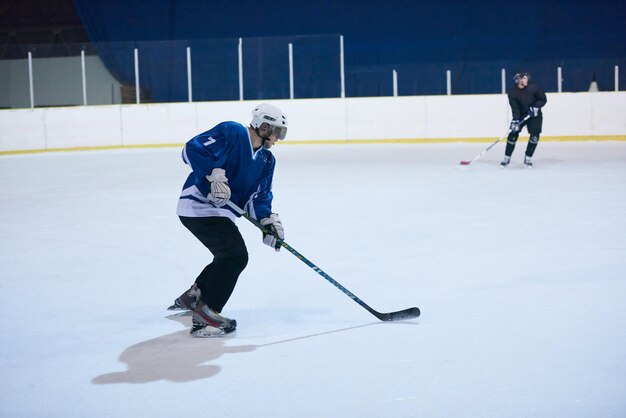 IJshockeyspeler in actie die met stok schopt