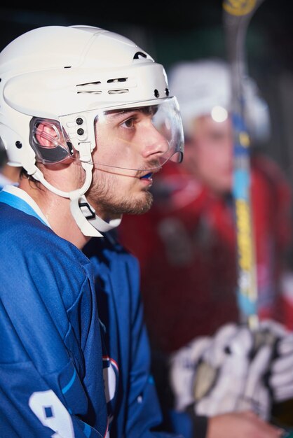 ijshockeyspelers, groep teamvrienden die op de bank wachten om het spel te starten