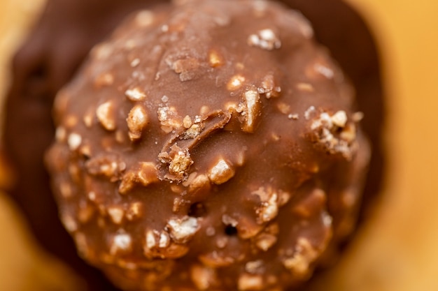 Ijshoorntje gevuld met dulce de leche chocolade brigadeiro