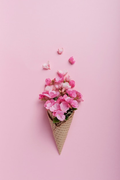 ijsje met roze bloemblaadjes
