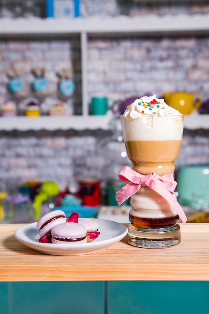 Ijskaramel latte koffie in een hoog glas met stroop en slagroom