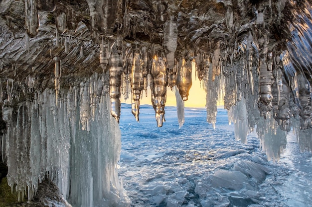 Ijskegels in hol op Baikal-meer bij zonsondergang