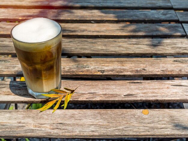 Foto ijskoffie cappuccino in glas op houten tafel