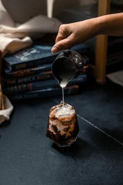 ijskoffie geserveerd op zwarte tafel in café