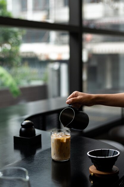 IJskoffie in een glas op tafel in een koffiewinkel. Onduidelijke achtergrond.