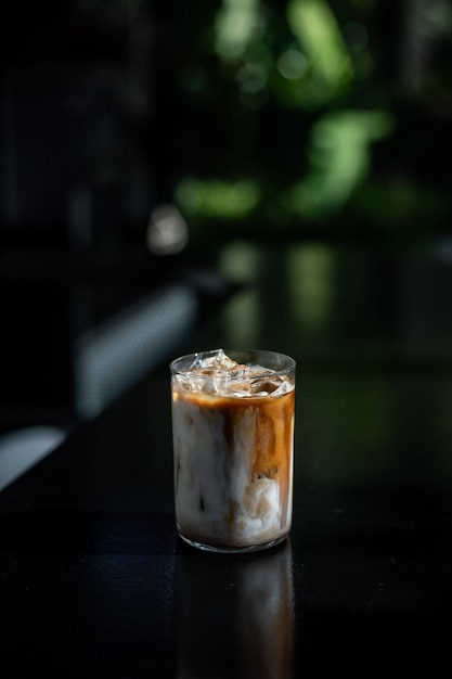 IJskoffie in een glas op tafel in een koffiewinkel. Onduidelijke achtergrond.