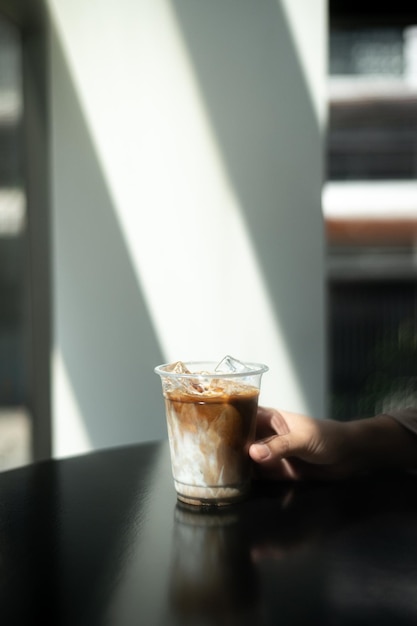 IJskoffie in een glas op tafel in een koffiewinkel. Onduidelijke achtergrond.