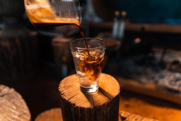 Foto ijskoffie in een glas thuis iced americano maken