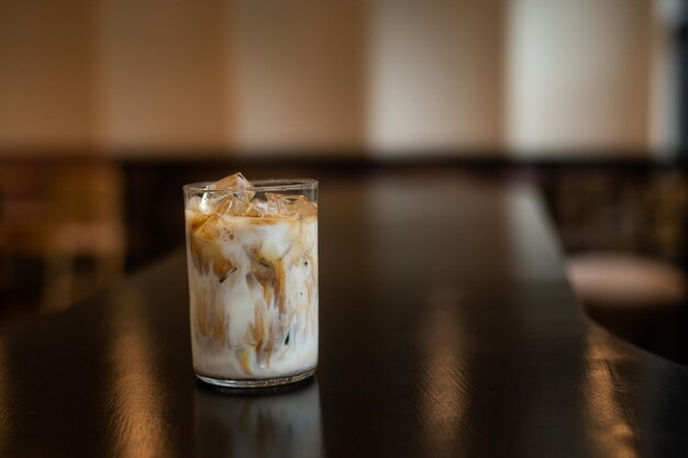 Foto ijskoffie in een koffiewinkel vervaagt de achtergrond met bokeh-beeld