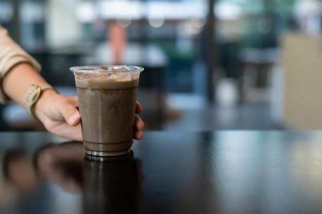 Foto ijskoffie in een koffiewinkel vervaagt de achtergrond met bokeh-beeld