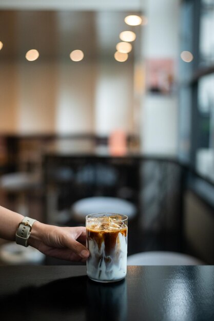 IJskoffie in een koffiewinkel vervaagt de achtergrond met bokeh-beeld