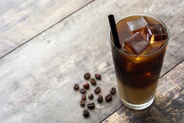 IJskoffie in glas op houten tafel