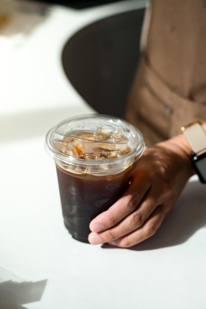 IJskoffie in plastic beker op tafel in coffeeshop