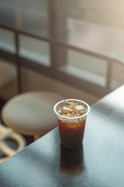 ijskoffie in plastic glas op zwarte tafel in café