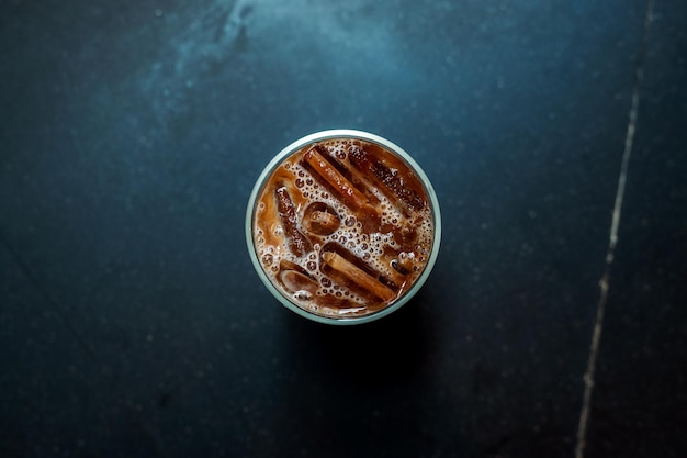 IJskoffie klaar om te drinken in café