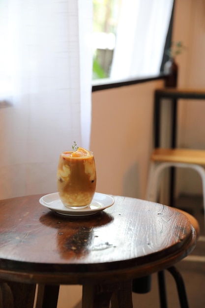 IJskoffie latte met sinaasappelmix in close-up