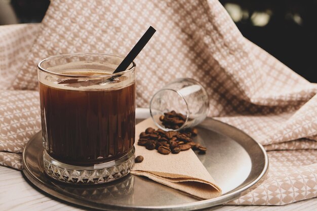 IJskoffie met melk IJskoffie latte Vrouw met glazen kop ijskoffie