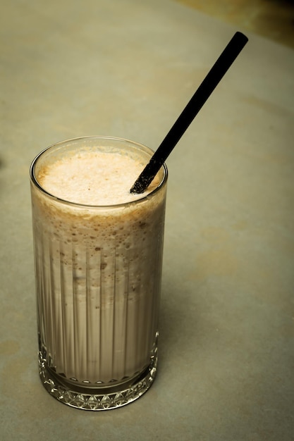 IJskoffie met melk. IJskoffie latte. Vrouw met glazen kopje ijskoffie.