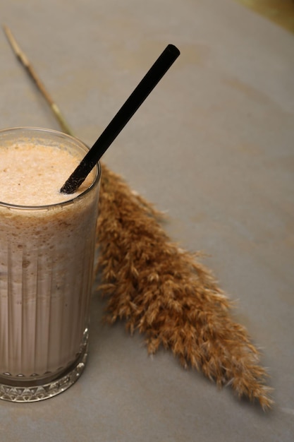 IJskoffie met melk. IJskoffie latte. Vrouw met glazen kopje ijskoffie.