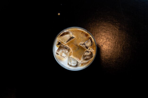 Foto ijskoffie met melk in een glas op een tafel in een café