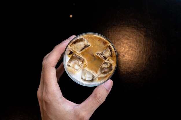 Foto ijskoffie met melk in een glas op een tafel in een café