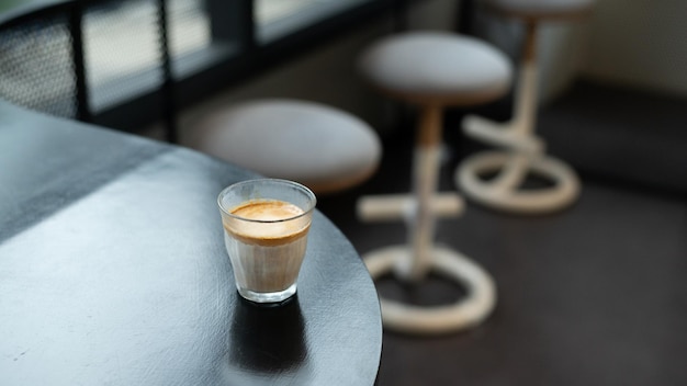 IJskoffie met melk in een glas op een tafel in een café