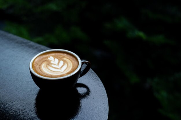 Foto ijskoffie met melk in een glas op een tafel in een café