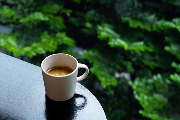 Foto ijskoffie met melk in een glas op een tafel in een café