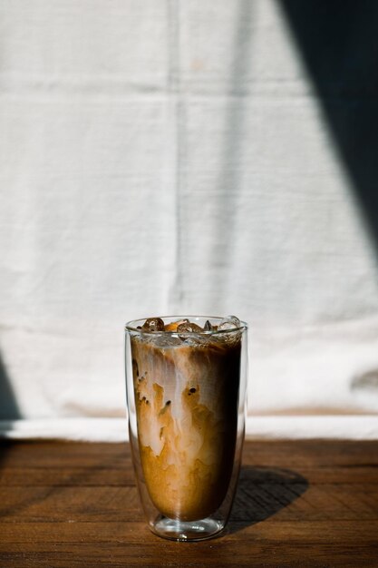 ijskoffie met melk klaar om te drinken in het café