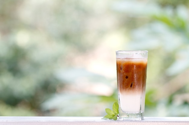 Foto ijskoffie met milkshake, zomer verfrissing drankjes op houten tafel in coffeeshop