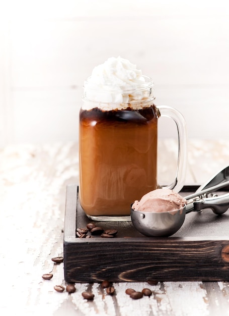 IJskoffie met slagroom en chocoladeroomijs