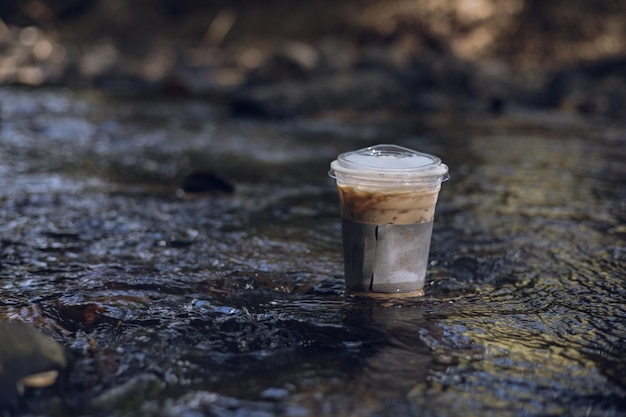 Foto ijskoffie met uitzicht op de natuur naast de beek