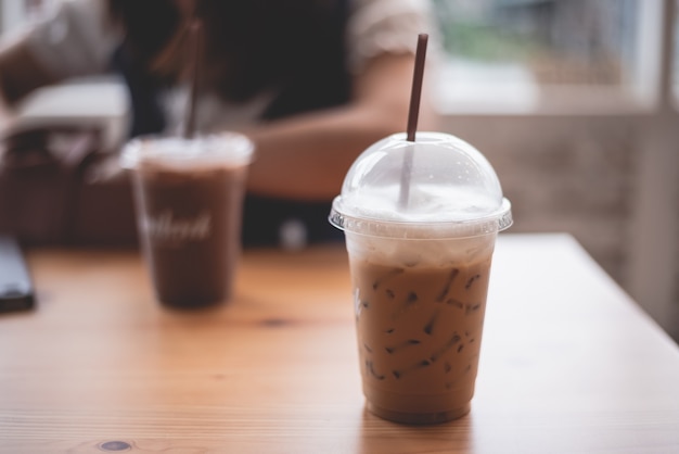 IJskoffie op houten lijst in de koffie