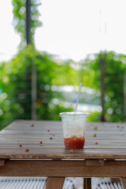 IJskoffiemokken op tuintafel, tuincafé, ijskoffie