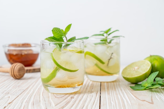 ijskoude honing en limoensoda met munt. verfrissend drankje