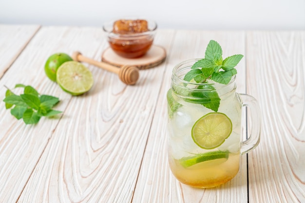 ijskoude honing en limoensoda met munt - verfrissend drankje