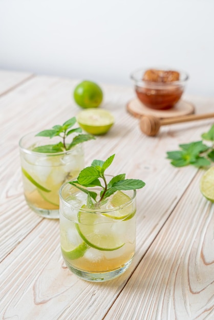 ijskoude honing en limoensoda met munt - verfrissend drankje