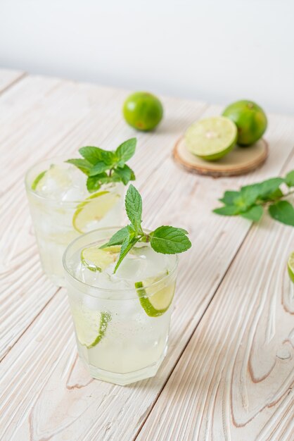 ijskoude limoen frisdrank met munt - verfrissend drankje